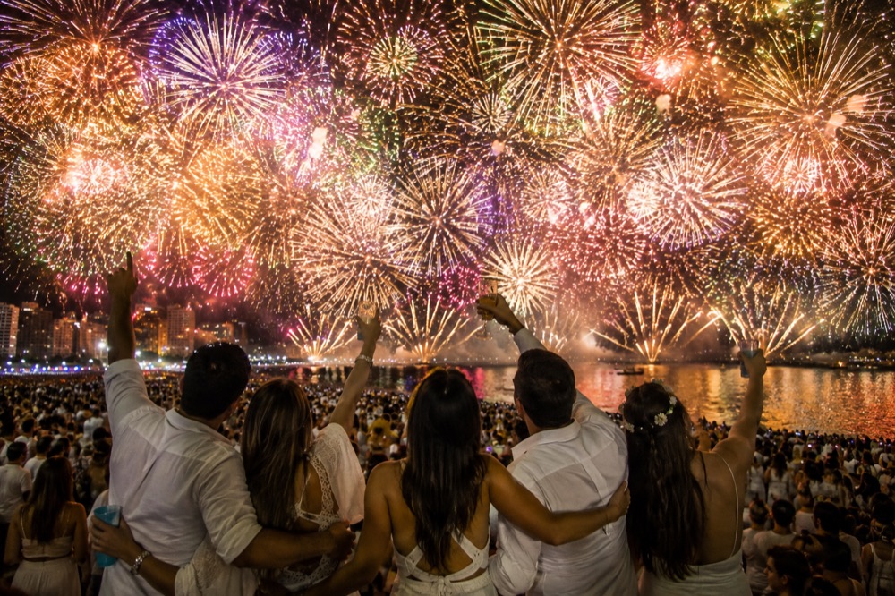 Multitud vestida de blanco en Copacabana durante el conteo regresivo