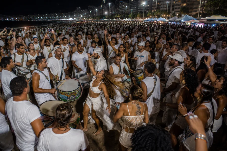Copacabana llena de gente antes de medianoche