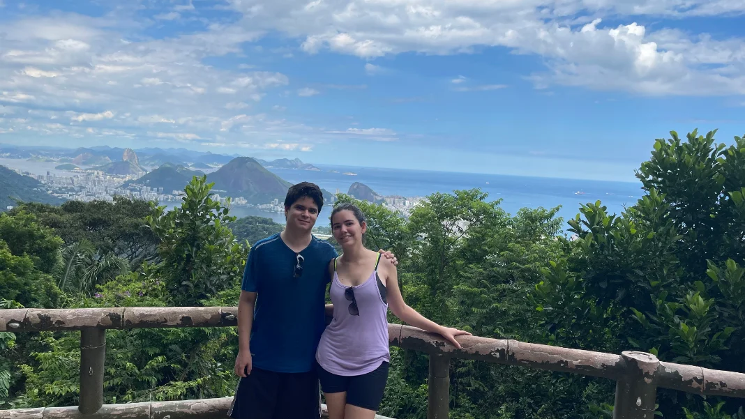 Bianca y Victor en un mirador sobre Río de Janeiro