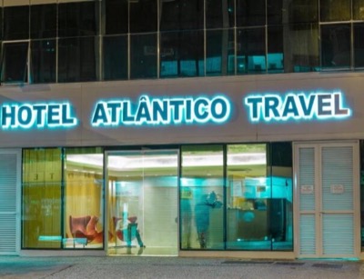 Fachada de noche del hotel Atlántico Travel Copacabana