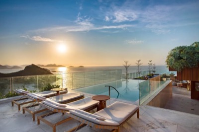 Piscina infinita del Hilton Rio de Janeiro Copacabana al atardecer