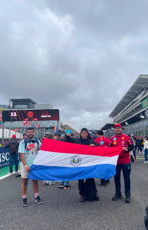 Victor con pasajeros de JUHU Travel en el circuito de Interlagos