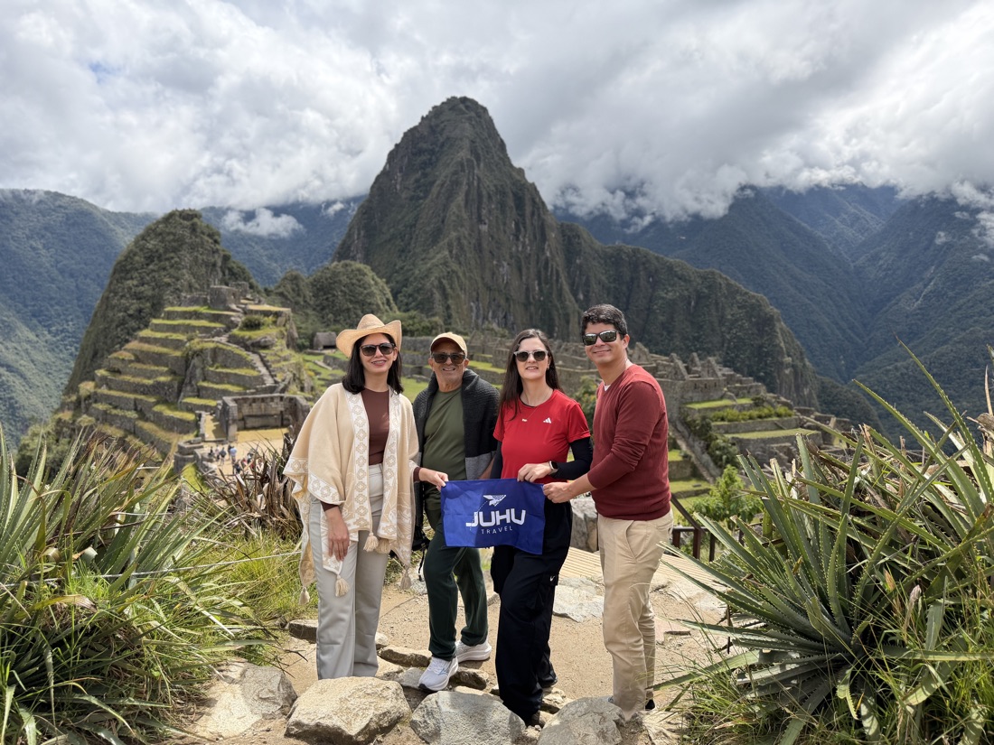 Bianca y Victor con viajeros de JUHU Travel en Machu Picchu